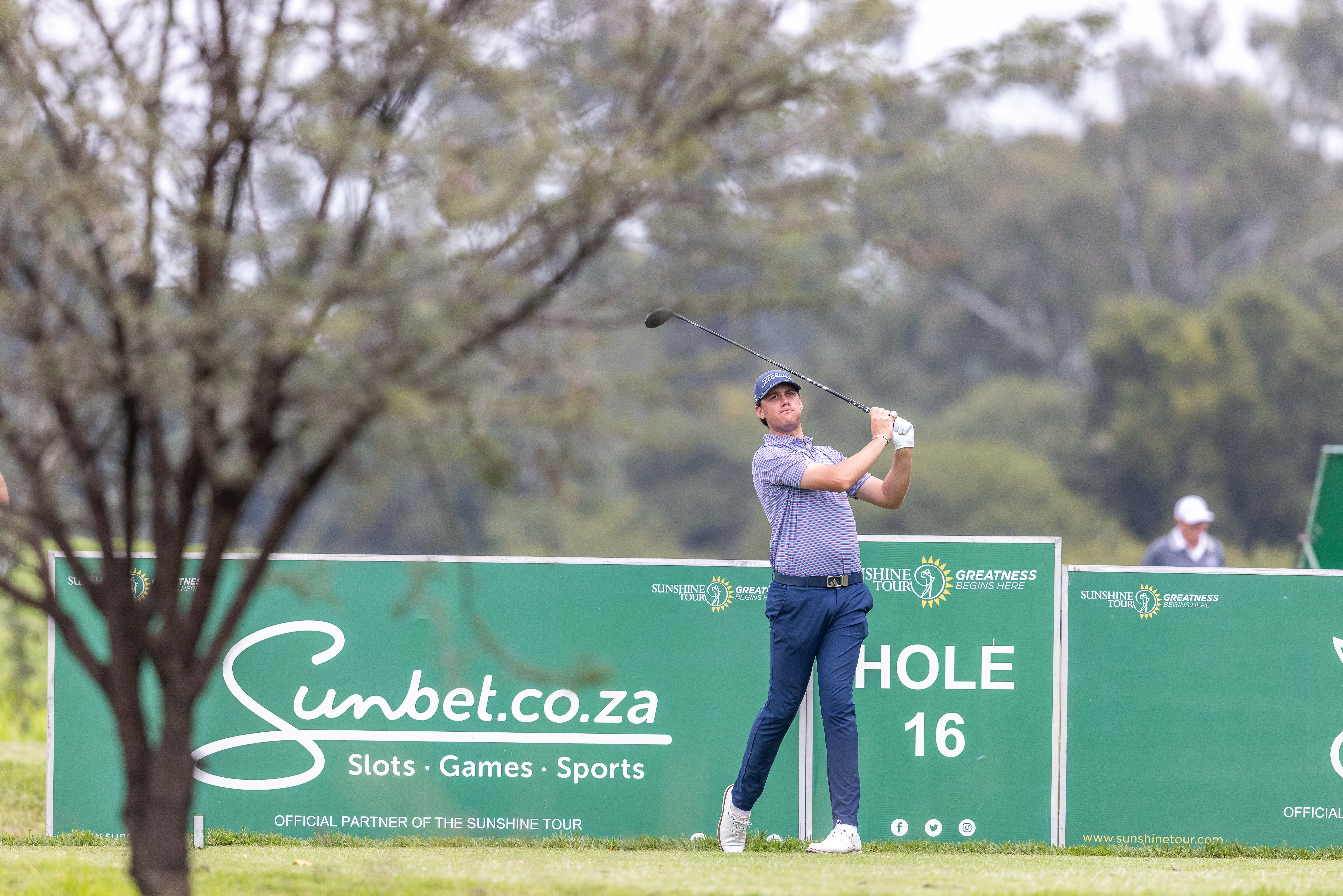 Simpson opens commanding lead after brilliant 62