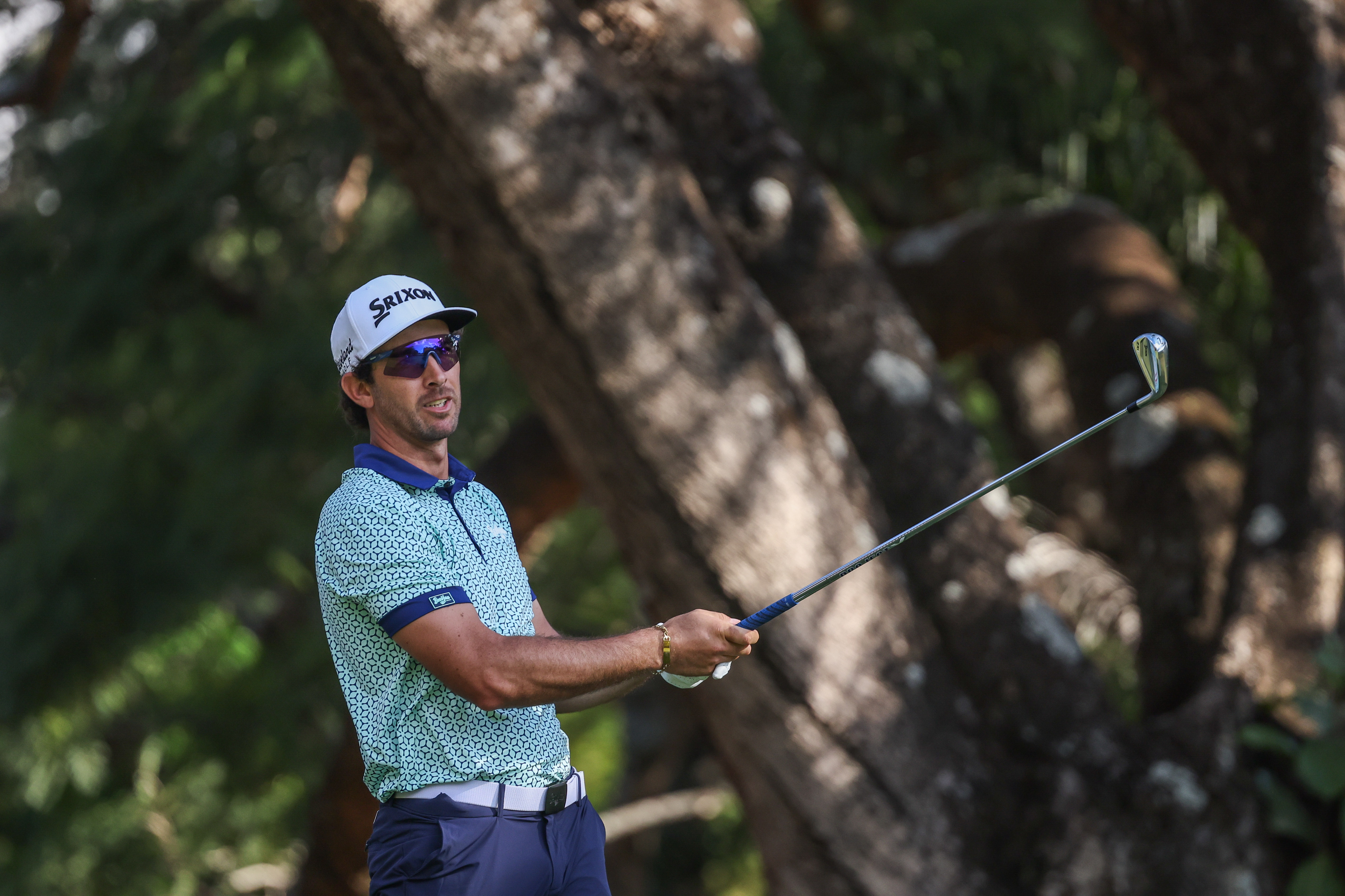Altin van der Merwe takes lead on moving day at Zim Open